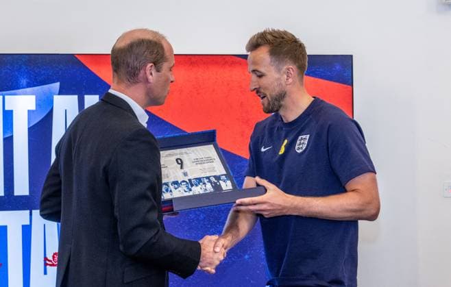 . 10 06 2024. Burton-on-Trent, United Kingdom. Prince William with England captain Harry Kane during a visit to see the England Football team ahead of Euro 2024 at their St.Georges Park train camp at Burton-on-Trent, United Kingdom.  xPoolx xi-Imagesx IIM-25297-0004