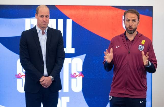 . 10 06 2024. Burton-on-Trent, United Kingdom. Prince William with England manager Gareth Southgate during a visit to see the England Football team ahead of Euro 2024 at their St.Georges Park train camp at Burton-on-Trent, United Kingdom.  xPoolx xi-Imagesx IIM-25297-0006