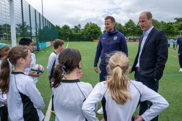 . 10 06 2024. Burton-on-Trent, United Kingdom. Prince William and England captain Harry Kane with schoolchildren during a visit to see the England Football team ahead of Euro 2024 at their St.Georges Park train camp at Burton-on-Trent, United Kingdom.  xPoolx xi-Imagesx IIM-25297-0016