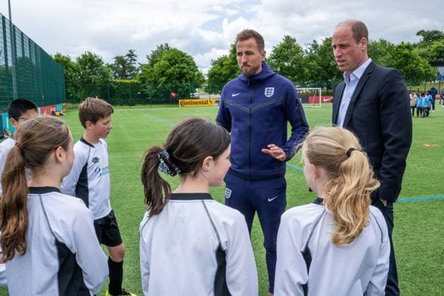 . 10 06 2024. Burton-on-Trent, United Kingdom. Prince William and England captain Harry Kane with schoolchildren during a visit to see the England Football team ahead of Euro 2024 at their St.Georges Park train camp at Burton-on-Trent, United Kingdom.  xPoolx xi-Imagesx IIM-25297-0017