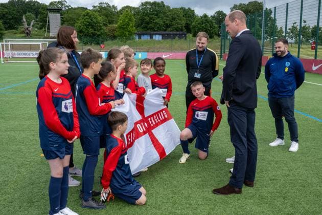 . 10 06 2024. Burton-on-Trent, United Kingdom. Prince William with schoolchildren during a visit to see the England Football team ahead of Euro 2024 at their St.Georges Park train camp at Burton-on-Trent, United Kingdom.  xPoolx xi-Imagesx IIM-25297-0019