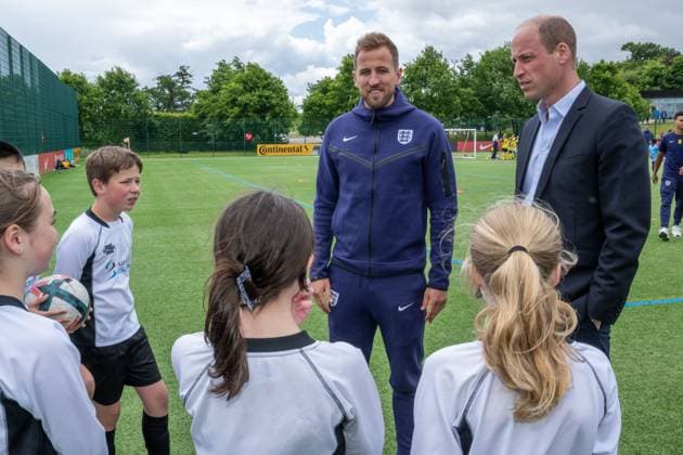 . 10 06 2024. Burton-on-Trent, United Kingdom. Prince William and England captain Harry Kane with schoolchildren during a visit to see the England Football team ahead of Euro 2024 at their St.Georges Park train camp at Burton-on-Trent, United Kingdom.  xPoolx xi-Imagesx IIM-25297-0011
