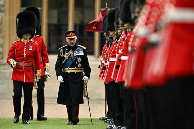 Bilder des Jahres 2024, Entertainment 06 Juni Entertainment Themen der Woche KW24 Entertainment Bilder des Tages . 10 06 2024. Windsor , United Kingdom. King Charles III presents New Colours to No. 9 and No. 12 Company The Irish Guards at Windsor Castle, United Kingdom. Picture : i-mages Pool  xPoolx xi-Imagesx IIM-25298-0007