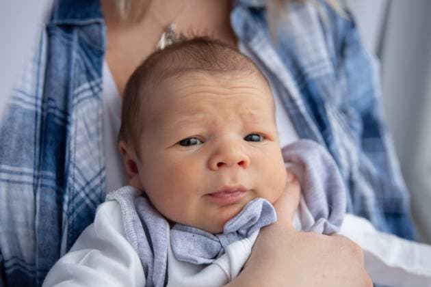 Creative Highlights Symbolbilder A newborn boy in his mother s arms Moscow, Moscow, Russia R_ANTK211122-867736-01 ,model released, Symbolfoto