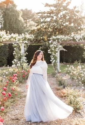 Creative Highlights Symbolbilder Happy women in garden with roses wearing a flowy blue slate dres Petaluma, California, United States R_HOOX240608-1452041-01 ,model released, Symbolfoto