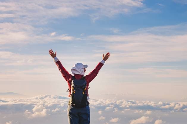 Creative Highlights Symbolbilder Woman standing over the clouds with her hands raised Keokea, Hawaii, United States R_JWMW24060795-1450309-01 ,model released, Symbolfoto