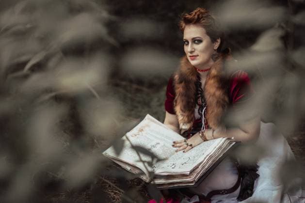 Creative Highlights Symbolbilder Witch with book against the background of wild nature Moscow, Moscow, Russia R_OTCY211122-867270-01 ,model released, Symbolfoto
