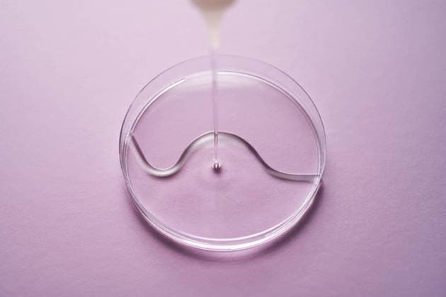 IMAGO Creative, Naturkosmetik Serum or cosmetic oil flows into a transparent bowl on a purple background. Serum or cosmetic oil flows into a transparent bowl on a purple background. High quality photo. Copyright: xZoonar.com borisovaxmarevgennax 21639443