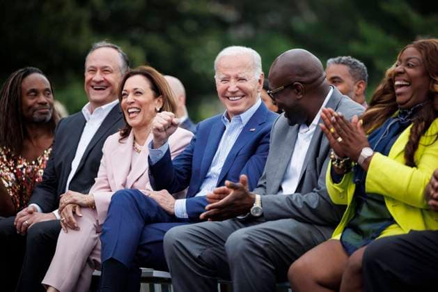 Bilder des Jahres 2024, News 06 Juni Bilder des Jahres 2024, Entertainment 06 Juni News Themen der Woche KW24 President Biden Speaks At A Juneteenth Concert - DC Actor Billy Porter, from left, US Second Gentleman Doug Emhoff, Vice President Kamala Harris, President Joe Biden, Philonise Floyd, George Floyd s brother, and his wife Keeta Floyd during a Juneteenth concert on the South Lawn of the White House in Washington, DC, US, on Monday, June 10, 2024. In 2021, Biden signed legislation establishing Juneteenth as the nation s newest Federal holiday. Photo by Ting Shen Pool ABACAPRESS.COM Fairfax VA United States  Copyright: xPool ABACAx
