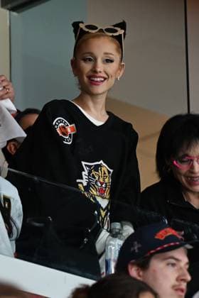 Bilder des Jahres 2024, Entertainment 06 Juni Entertainment Themen der Woche KW24 Entertainment Bilder des Tages Ariana Grande watches the Florida Panthers vs. Edmonton Oilers during game two of the Stanley Cup Finals at Amerant Bank Area Featuring: Ariana Grande Where: Sunrise, Florida, United States When: 10 Jun 2024 Credit: Robert Bell INSTARimages EDITORIAL USE ONLY. NOT FOR USE BY NEWSPAPERS BASED IN THE UK. Copyright: xLarryxMaranox instar53838777