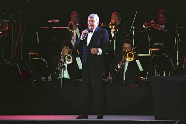 Archivbilder der Woche KW24 Frank Sinatra mit Big Band bei seinem Konzert im Derby Park Klein Flottbek in Hamburg, Open Air Live Konzert am 2.6.1993 *** Frank Sinatra with Big Band at his concert in Derby Park Klein Flottbek in Hamburg, open air live concert on 2 6 1993