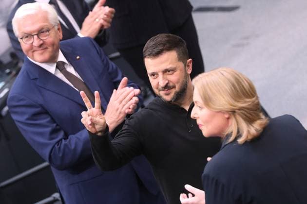 Bilder des Jahres 2024, News 06 Juni News Themen der Woche KW24 News Bilder des Tages Berlin, Deutschland, 11.06.2024: Deutscher Bundestag: Sondersitzung des Deutschen Bundestags: L-R: Frank-Walter Steinmeier, der ukrainische Präsident Wolodymyr Selenskyj nach seiner Rede, Bärbel Bas *** Berlin, Germany, 11 06 2024 German Bundestag Special session of the German Bundestag L R Frank Walter Steinmeier, Ukrainian President Volodymyr Selenskyj after his speech, Bärbel Bas Copyright: xdtsxNachrichtenagenturx dts_39554