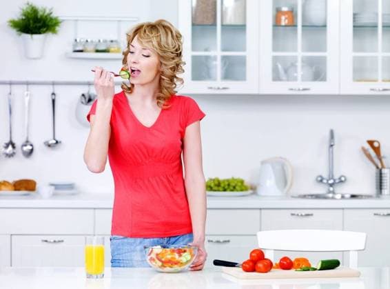Young housewife eating vegetable&rsquo;s salad in the kitchen - indoors ,model released, Symbolfoto; Jung Hausfrau essender pflanzlich rsquo S&P Salat in der Küche indoors ,model released, Symbolfoto ING_32329_00673 RECORD DATE NOT STATED
