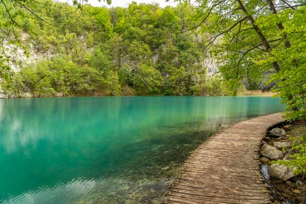 Plitvicer Seen Weg auf Holzstegen im Nationalpark Plitvicer Seen, Kroatien, Europa wooden footbridge through the Plitvice Lakes National Park, Croatia, Europe *** Plitvice Lakes Trail on wooden footbridges in Plitvice Lakes National Park, Croatia, Europe wooden footbridge through the Plitvice Lakes National Park, Croatia, Europe