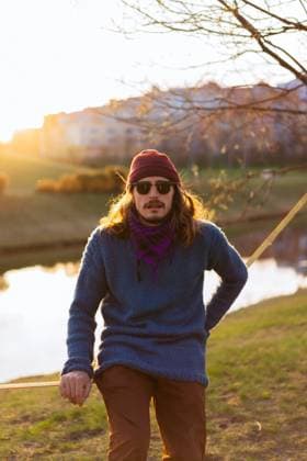 Creative Highlights Symbolbilder Young man sitting on a slackline. Minsk, Minsk Region, Belarus CR_YUKI240610-1448959-01 ,model released, Symbolfoto