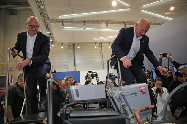 Dietmar Woidke (links) und Kai Wegner (rechts) steigen in das Cockpit eines Simulators des Kampfflugzeugs Tornado auf der ILA in Berlin. ILA 2024. ILAInternationale Luft- und Raumfahrtausstellung 2024 in Berlin. Die ILA findet vom 05. bis zum 09. Juni 2024 auf dem Gelände des Flughafen Berlin-Brandenburg (BER) statt. Berlin Berlin Deutschland *** Dietmar Woidke left and Kai Wegner right climb into the cockpit of a simulator of the Tornado fighter aircraft at the ILA in Berlin ILA 2024 ILAInternational Aerospace Exhibition 2024 in Berlin The ILA will take place from June 05 to 09, 2024 on the grounds of Berlin Brandenburg Airport BER Berlin Berlin Berlin Germany