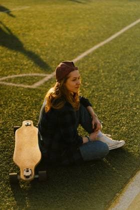 Creative Highlights Symbolbilder Woman with a skateboard on a football field. CR_YUKI24061047-1451657-01 ,model released, Symbolfoto
