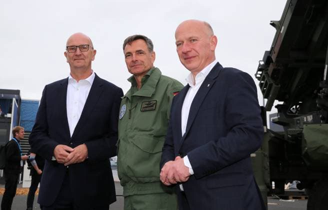 Dr.Dietmar Woidke (links) und Kai Wegner (rechts) mit einem Bundeswehroffizier (mitte) vor einem Flugabwehrraketen-System Patriot der Bundeswehr. ILA 2024. ILAInternationale Luft- und Raumfahrtausstellung 2024 in Berlin. Die ILA findet vom 05. bis zum 09. Juni 2024 auf dem Gelände des Flughafen Berlin-Brandenburg (BER) statt. Berlin Berlin Deutschland *** Dr. Dietmar Woidke on the left and Kai Wegner on the right with a Bundeswehr officer in the middle in front of a Bundeswehr Patriot anti-aircraft missile system ILA 2024 ILAInternational Aerospace Exhibition 2024 in Berlin The ILA will take place from 05 to 09 June 2024 on the grounds of Berlin Brandenburg Airport BER Berlin Berlin Berlin Germany