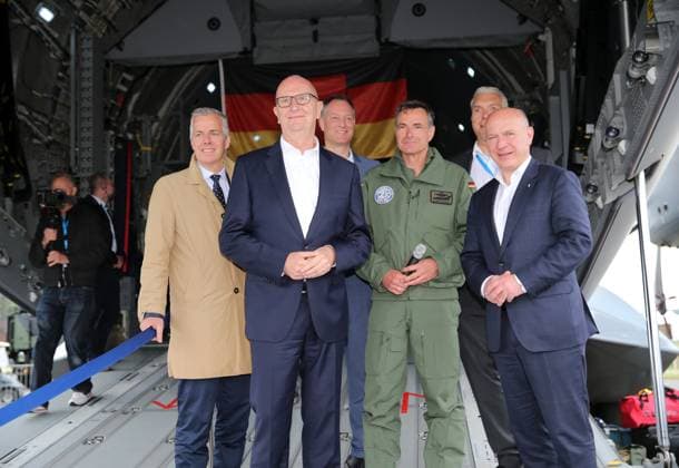 Dr.Dietmar Woidke (vorne, links) und Kai Wegner (rechts) bei ihrem Rundgang an der ILA auf einer Heckrampe eines Airbus A400M der Luftwaffe. ILA 2024. ILAInternationale Luft- und Raumfahrtausstellung 2024 in Berlin. Die ILA findet vom 05. bis zum 09. Juni 2024 auf dem Gelände des Flughafen Berlin-Brandenburg (BER) statt. Berlin Berlin Deutschland *** Dr. Dietmar Woidke in front, left and Kai Wegner on the right during their tour of the ILA on a rear ramp of an Airbus A400M of the German Air Force ILA 2024 ILAInternational Aerospace Exhibition 2024 in Berlin The ILA will take place from 05 to 09 June 2024 on the grounds of Berlin Brandenburg Airport BER Berlin Berlin Berlin Germany