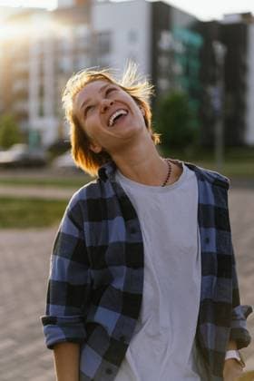 Creative Highlights Symbolbilder Headshot of laughing woman in the street. Minsk, Minsk Region, Belarus CR_YUKI24061098-1452134-01 ,model released, Symbolfoto