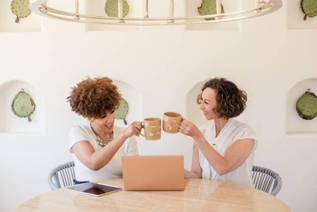 Creative Highlights Symbolbilder Laughing women clincing cups with laptop Yucca Valley, California, United States R_HOOX24061102-1455357-01 ,model released, Symbolfoto ,property released