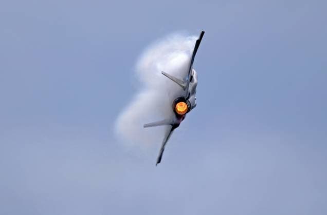 Ein Kampfflugzeug der amerikanischen Luftwaffe U.S. Air Force (USAF) vom Typ Lockheed Martin F-35A Lightning II während einer Leistungsdemonstration an der ILA 2024, vorgeflogen von Pilotin Capt. Melanie Mach Kluesner von der 388th Fighter Wing. ILA 2024. ILAInternationale Luft- und Raumfahrtausstellung 2024 in Berlin. Die ILA findet vom 05. bis zum 09. Juni 2024 auf dem Gelände des Flughafen Berlin-Brandenburg (BER) statt. Berlin Berlin Deutschland *** A Lockheed Martin F 35A Lightning II fighter aircraft of the U S Air Force USAF during a performance demonstration at the ILA 2024, flown by pilot Capt Melanie Mach Kluesner of the 388th Fighter Wing ILA 2024 ILAInternational Air and Space Show 2024 in Berlin The ILA will take place from