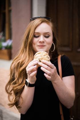 Creative Highlights Symbolbilder Enjoying a Delicious Schneeballen in Rothenburg Rothenburg ob der Tauber, Bavaria, Germany R_WMWQ24061179-1456003-01 ,model released, Symbolfoto