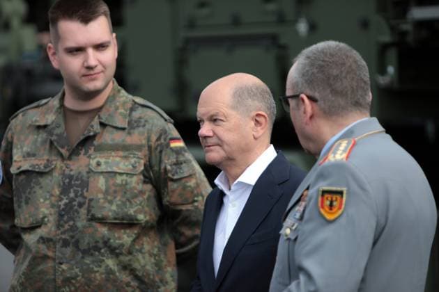 Bundeskanzler Olaf Scholz informiert sich über das moblie Luftverteidigungssystem IRIS-T. Der Bundeskanzler wird u.a. begleitet vom Generalinspekteur der Bundeswehr, General Carsten Breuer, sowie Generalleutnant Günter Katz, Kommandierender General des Luftwaffentruppenkommandos. ILA 2024. ILAInternationale Luft- und Raumfahrtausstellung 2024 in Berlin. Die ILA findet vom 05. bis zum 09. Juni 2024 auf dem Gelände des Flughafen Berlin-Brandenburg (BER) statt. Berlin Berlin Deutschland *** Federal Chancellor Olaf Scholz finds out about the IRIS T mobile air defense system The Federal Chancellor will be accompanied by the Inspector General of the Bundeswehr, General Carsten Breuer, and Lieutenant General Günter Katz, Commanding General of t