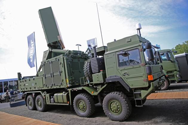Radarkomponente TRML-4D des FlaRak-System IRIS-T SLM, entwickelt von der Firma Diehl Defence in multinationaler Zusammenarbeit. IRIS-T SLM ist ein deutsches Luftverteidigungssystem. ILA 2024. ILAInternationale Luft- und Raumfahrtausstellung 2024 in Berlin. Die ILA findet vom 05. bis zum 09. Juni 2024 auf dem Gelände des Flughafen Berlin-Brandenburg (BER) statt. Berlin Berlin Deutschland *** Radar component TRML 4D of the FlaRak System IRIS T SLM, developed by Diehl Defence in multinational cooperation IRIS T SLM is a German air defense system ILA 2024 ILAInternational Aerospace Exhibition 2024 in Berlin The ILA will take place from 05 to 09 June 2024 on the grounds of Berlin Brandenburg Airport BER Berlin Berlin Berlin Germany