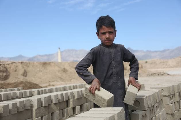 Afghanistan, Kinderarbeit in einer Ziegelfabrik in Kabul (240612) -- KABUL, June 12, 2024 -- A boy works in a brick factory in Kabul, the capital of Afghanistan, June 12, 2024. Nineteen percent of children are engaged in child labor in Afghanistan, the Afghanistan office of the United Nations Office for the Coordination of Humanitarian Affairs (OCHA) said Wednesday. (Photo by Xinhua) AFGHANISTAN-KABUL-CHILD LABOR SaifurahmanxSafi 