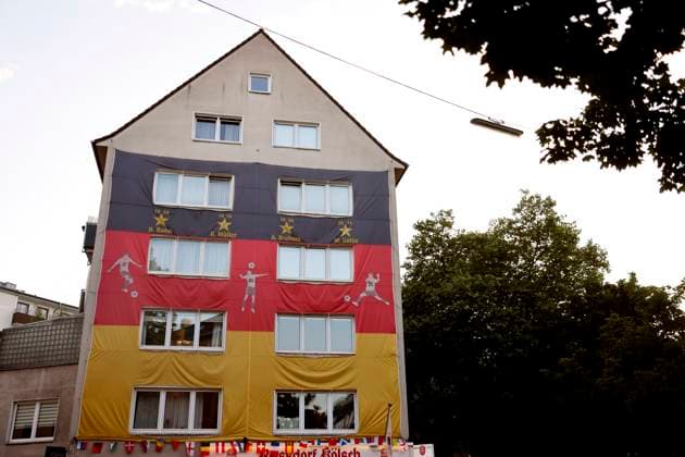 Fußballfans an der Trierer Straße haben ein ganzes Haus oberhalb einer Kneipe mit Fußballübertragungen in ein EM-Trikot gehüllt. (Themenbild, Symbolbild) Köln, 12.06.2024 NRW Deutschland Copyright: xChristophxHardtx