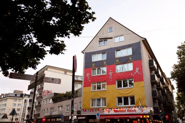 Fußballfans an der Trierer Straße haben ein ganzes Haus oberhalb einer Kneipe mit Fußballübertragungen in ein EM-Trikot gehüllt. (Themenbild, Symbolbild) Köln, 12.06.2024 NRW Deutschland Copyright: xChristophxHardtx