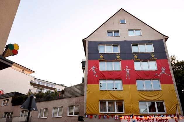 News Bilder des Tages Fußballfans an der Trierer Straße haben ein ganzes Haus oberhalb einer Kneipe mit Fußballübertragungen in ein EM-Trikot gehüllt. (Themenbild, Symbolbild) Köln, 12.06.2024 NRW Deutschland Copyright: xChristophxHardtx