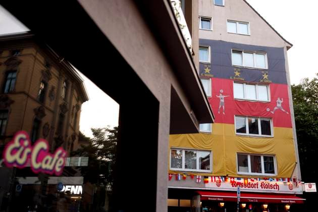 Fußballfans an der Trierer Straße haben ein ganzes Haus oberhalb einer Kneipe mit Fußballübertragungen in ein EM-Trikot gehüllt. (Themenbild, Symbolbild) Köln, 12.06.2024 NRW Deutschland Copyright: xChristophxHardtx