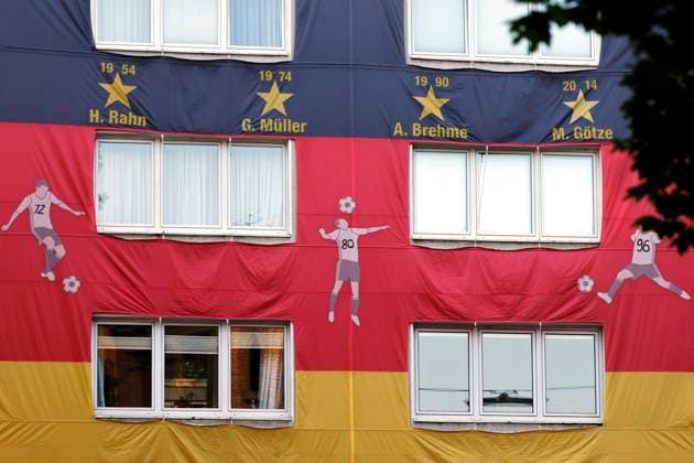 Fußballfans an der Trierer Straße haben ein ganzes Haus oberhalb einer Kneipe mit Fußballübertragungen in ein EM-Trikot gehüllt. (Themenbild, Symbolbild) Köln, 12.06.2024 NRW Deutschland Copyright: xChristophxHardtx