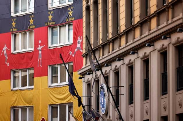 Fußballfans an der Trierer Straße haben ein ganzes Haus oberhalb einer Kneipe mit Fußballübertragungen in ein EM-Trikot gehüllt. (Themenbild, Symbolbild) Köln, 12.06.2024 NRW Deutschland Copyright: xChristophxHardtx
