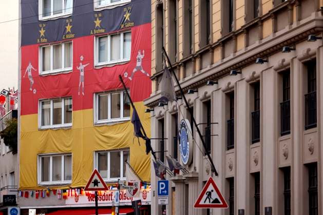 Fußballfans an der Trierer Straße haben ein ganzes Haus oberhalb einer Kneipe mit Fußballübertragungen in ein EM-Trikot gehüllt. (Themenbild, Symbolbild) Köln, 12.06.2024 NRW Deutschland Copyright: xChristophxHardtx