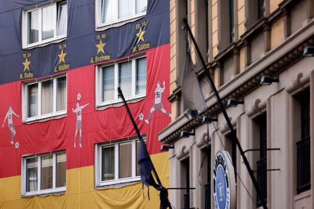Fußballfans an der Trierer Straße haben ein ganzes Haus oberhalb einer Kneipe mit Fußballübertragungen in ein EM-Trikot gehüllt. (Themenbild, Symbolbild) Köln, 12.06.2024 NRW Deutschland Copyright: xChristophxHardtx