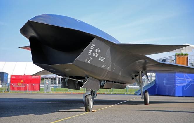 Wingman-Drohne von Airbus. Das Modell des Wingman-Projektes wurde erstmals vorgestellt. Die bewaffnete Drohne ist in der Funktion als unbemanntes Begleitflugzeug mit Stealth-Eigenschaften vorgesehen. ILA 2024. ILAInternationale Luft- und Raumfahrtausstellung 2024 in Berlin. Die ILA findet vom 05. bis zum 09. Juni 2024 auf dem Gelände des Flughafen Berlin-Brandenburg (BER) statt. Berlin Berlin Deutschland *** Wingman drone from Airbus The model of the Wingman project was presented for the first time The armed drone is intended to function as an unmanned escort aircraft with stealth characteristics ILA 2024 ILAInternational Aerospace Exhibition 2024 in Berlin The ILA will take place from June 05 to 09, 2024 on the grounds of Berlin Brandenbu