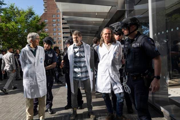 News Themen der Woche KW24 News Bilder des Tages June 12, 2024, New York, New York, USA: Scientists wearing lab coats are arrested by NYPD for blockading the entrance to Citibank s corporate headquarters at the start of the workday in a nonviolent action protesting Citi s fossil fuel financing. The protest is part of the Summer of Heat campaign against Wall Street s investment and insuring of fossil fuels. New York USA - ZUMAr174 20240612_znp_r174_011_20240612 Copyright: xGinaxMxRandazzox