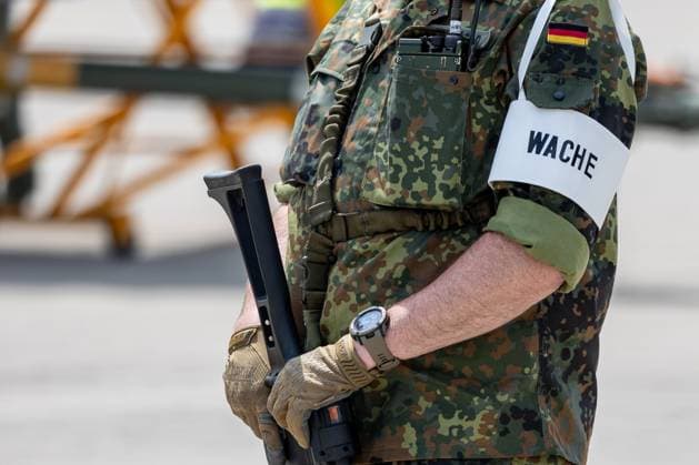 Internationale Luft- und Raumfahrtausstellung ILA - Verteidigungstechnik Symbolbild: Bundeswehr-Wachsoldat im militärischen Sicherheitsbereich. Schönefeld Selchow Brandenburg Deutschland *** International Aerospace Exhibition ILA defense technology symbol image Bundeswehr guard soldier in the military security area Schönefeld Selchow Brandenburg Germany 20240608-6V2A1179_20240612