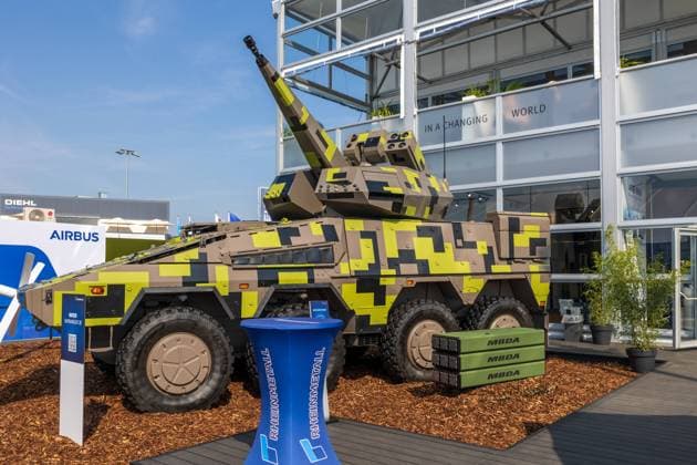 Internationale Luft- und Raumfahrtausstellung ILA - Verteidigungstechnik Im Skyranger 30 hat Rheinmetall die 30-mm-Oerlikon-Revolverkanone und eine Lenkwaffe zu einem System zusammengeführt, das Ziele im Entfernungsband von Null bis zu mehreren Kilometern bekämpfen kann. Für die Bundeswehr wird das Skyranger 30-System mit einem Boxer realisiert. Schönefeld Selchow Brandenburg Deutschland *** International Aerospace Exhibition ILA Defense Technology In the Skyranger 30, Rheinmetall has combined the 30 mm Oerlikon revolver cannon and a guided missile into a system that can engage targets at ranges from zero to several kilometers For the German Armed Forces, the Skyranger 30 system is being implemented with a Boxer Schönefeld Selchow Brand 20240608-6V2A9999_20240612
