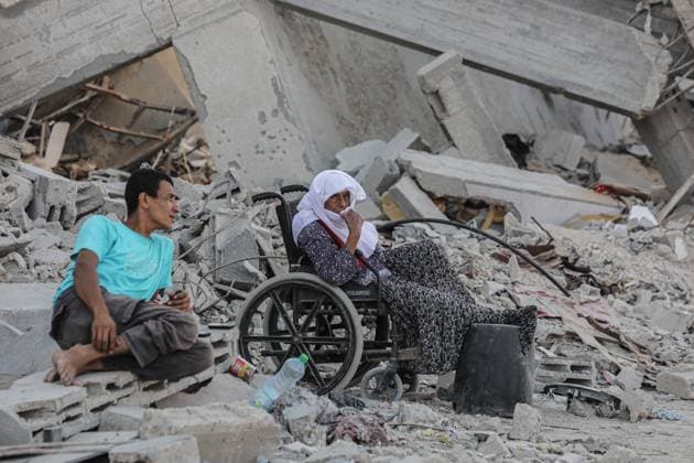 News Themen der Woche KW24 Palestinian citizens walk past buildings destroyed in the Israeli bombardment of Khan Yunis, in the southern Gaza Strip Palestinian citizens walk past buildings destroyed in the Israeli bombardment of Khan Yunis, in the southern Gaza Strip on June 12, 2024. Photo by Omar Ashtawy apaimages Khan Yunis Gaza Strip Palestinian Territory 120624_Dair_El-Balah_OSH_1_00(27)_20240612 Copyright: xapaimagesxOmarxAshtawyx xapaimagesx