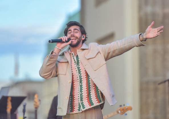 Entertainment, EM 2024 Fan Zone in Berlin am Brandenburger Tor 12.06.2024, xdanx, Entertainment, EM 2024 Fan Zone in Berlin am Brandenburger Tor, v.l.Alvaro Soler Performance vor dem BRANDENBURGER TOR Berlin Fanmeile Berlin Deutschland (DE) Copyright: xDanielxLakomskix