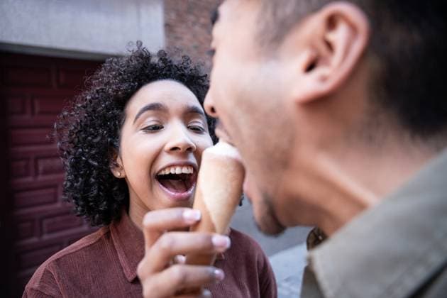 Creative Highlights Symbolbilder A multiethnic couple, composed of a Chinese man and a Hispanic woman, enjoys sharing an ice cream together on a lively street in Madrid, Spain. Their smiles and joyful expressions reflect a moment of happiness and connection. Model Released ManuelRuiz_ID21992_644108_083 Copyright: xManuelxRuizx