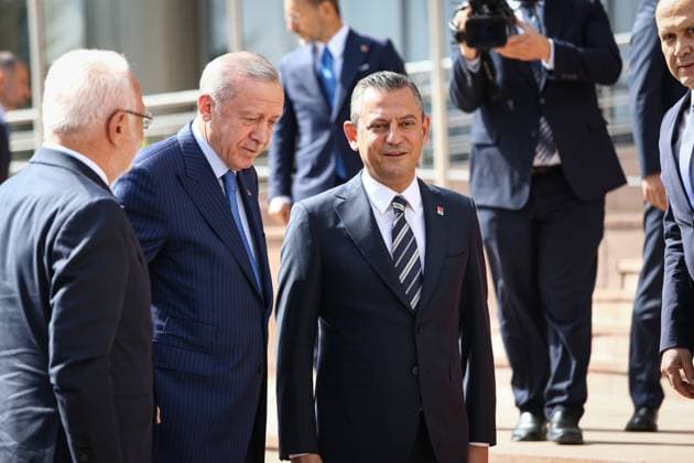 Turkish President Meeting in CHP Headquarters Leader of the Republican People s Party (CHP) Ozgur Ozel (R) welcomes Turkish President Recep Tayyip Erdogan (L) at the CHP Headquarters during their meeting in Ankara, Turkey on June 11, 2024. Ankara Ankara Turkey Copyright: xEfekanxAkyuzx