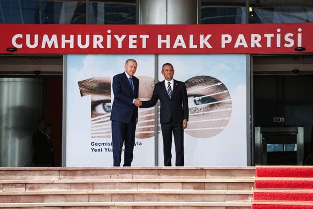 Turkish President Meeting in CHP Headquarters Leader of the Republican People s Party (CHP) Ozgur Ozel (R) welcomes Turkish President Recep Tayyip Erdogan (L) at the CHP Headquarters during their meeting in Ankara, Turkey on June 11, 2024. Ankara Ankara Turkey Copyright: xEfekanxAkyuzx