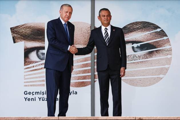 Turkish President Meeting in CHP Headquarters Leader of the Republican People s Party (CHP) Ozgur Ozel (R) welcomes Turkish President Recep Tayyip Erdogan (L) at the CHP Headquarters during their meeting in Ankara, Turkey on June 11, 2024. Ankara Ankara Turkey Copyright: xEfekanxAkyuzx