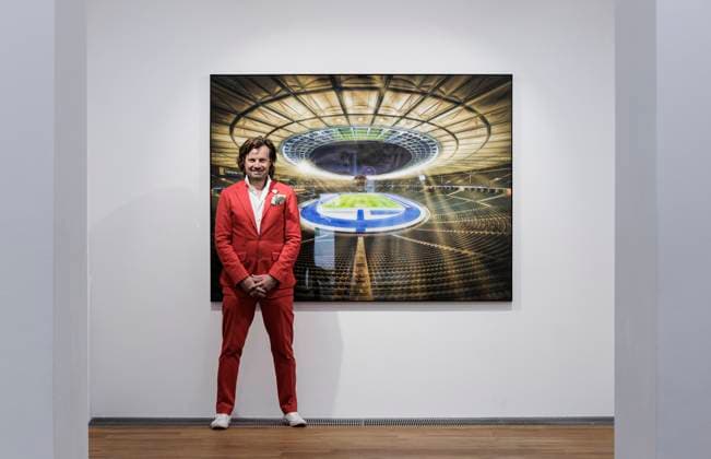 Entertainment Bilder des Tages 12.06.2024. Düsseldorf. Der Münchener Künster und Fotograf Michael von Hassel bei seinem VIP-Preview der Ausstellung Cathedrals anlässlich der UEFA EURO 2024 in der Galerie Anna Laudel. Düsseldorf Galerie Anna Laudel Nordrhein-Westfalen Deutschland