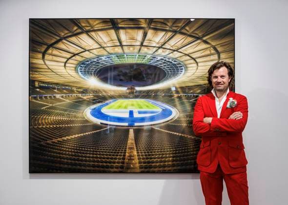 12.06.2024. Düsseldorf. Der Münchener Künster und Fotograf Michael von Hassel bei seinem VIP-Preview der Ausstellung Cathedrals anlässlich der UEFA EURO 2024 in der Galerie Anna Laudel. Düsseldorf Galerie Anna Laudel Nordrhein-Westfalen Deutschland